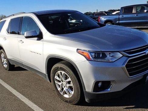 Used 2020 Chevrolet Traverse LT image 2
