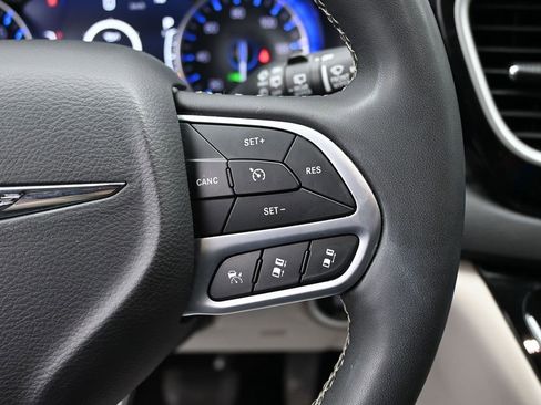 Used 2024 Chrysler Pacifica Touring-L image 20