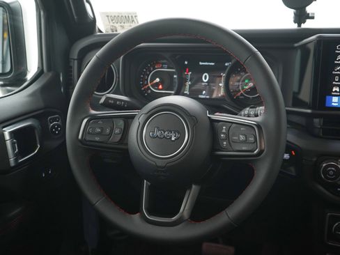 Used 2025 Jeep Wrangler Unlimited Rubicon w/ Convenience Group AWD/4WD image 16