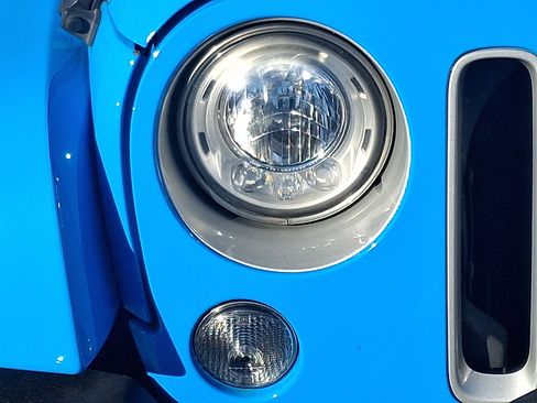 Used 2017 Jeep Wrangler Unlimited Sahara w/ Connectivity Group image 9