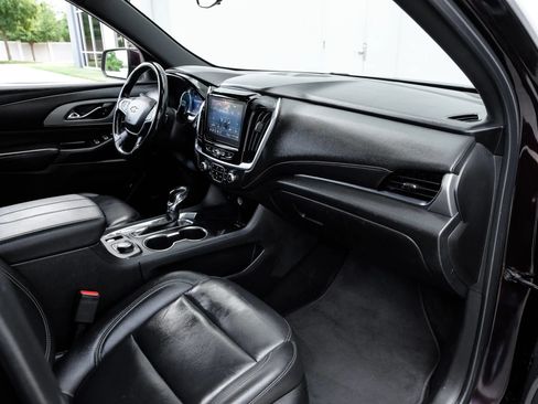 Used 2022 Chevrolet Traverse LT FWD image 18