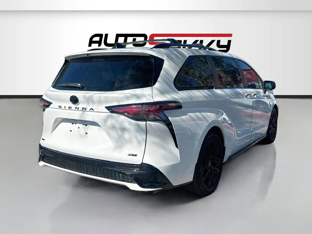 Used 2026 Toyota Sienna XSE FWD image 7
