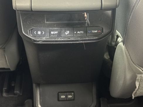 Used 2022 Toyota Highlander LE AWD/4WD image 25