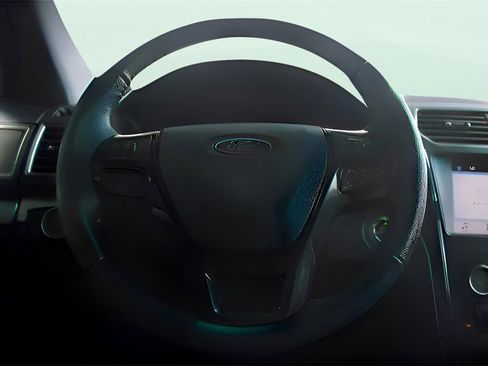 Used 2018 Ford Explorer XLT w/ Equipment Group 201A image 31