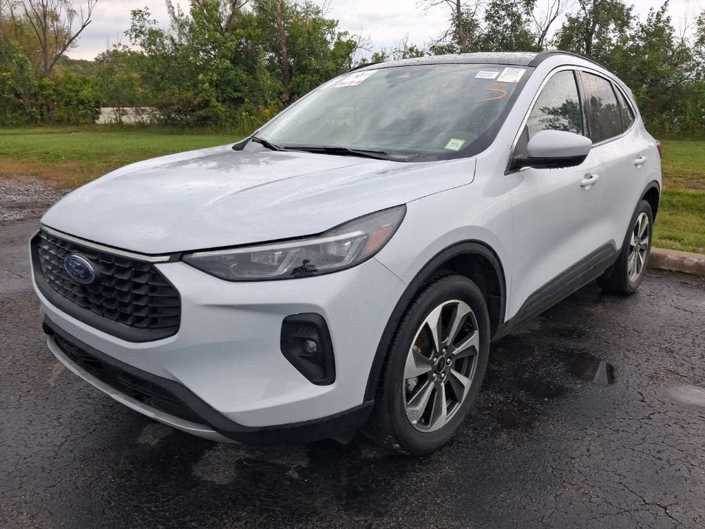 Used 2025 Ford Escape Platinum AWD/4WD image 2
