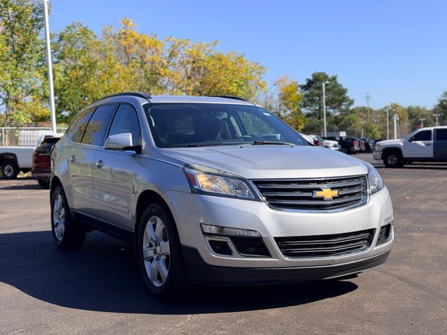 Used 2017 Chevrolet Traverse LT w/ Style and Technology Package FWD image 3