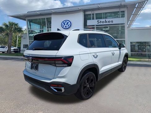 New 2026 Volkswagen Taos SE FWD image 4
