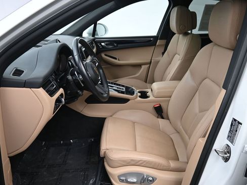 Certified 2023 Porsche Macan image 9