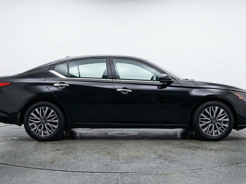 Used 2025 Nissan Altima 2.5 SV FWD image 11