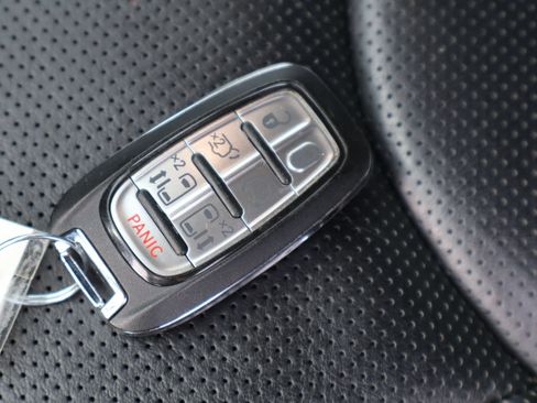Used 2025 Chrysler Pacifica Limited FWD image 31