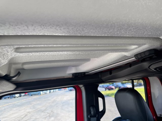 Certified 2025 Jeep Gladiator Mojave AWD/4WD image 38