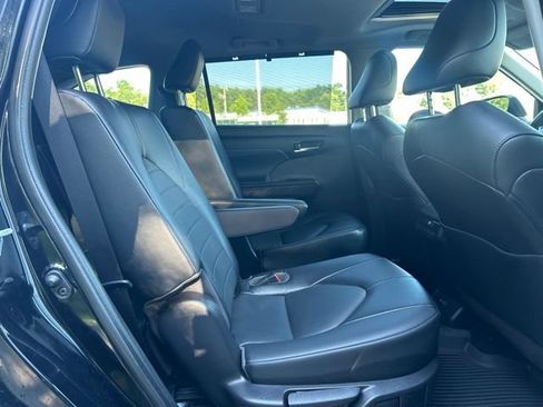 Used 2022 Toyota Highlander XLE AWD/4WD image 42
