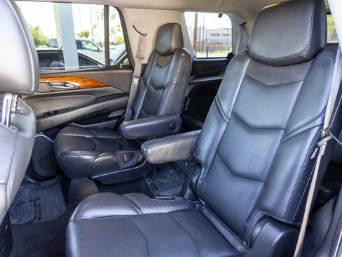 Used 2017 Cadillac Escalade Luxury image 32