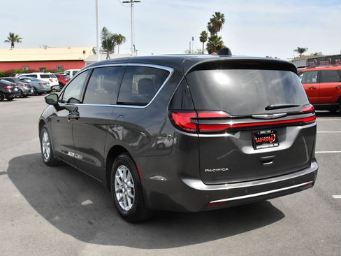 Used 2023 Chrysler Pacifica Touring-L FWD image 6