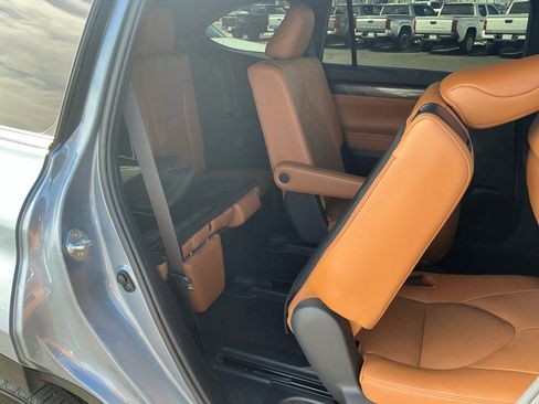 Used 2024 Toyota Highlander Platinum image 18