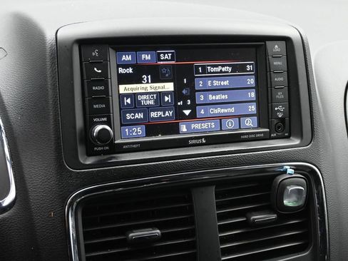 Used 2020 Dodge Grand Caravan SE w/ UConnect Hands-Free Group image 15