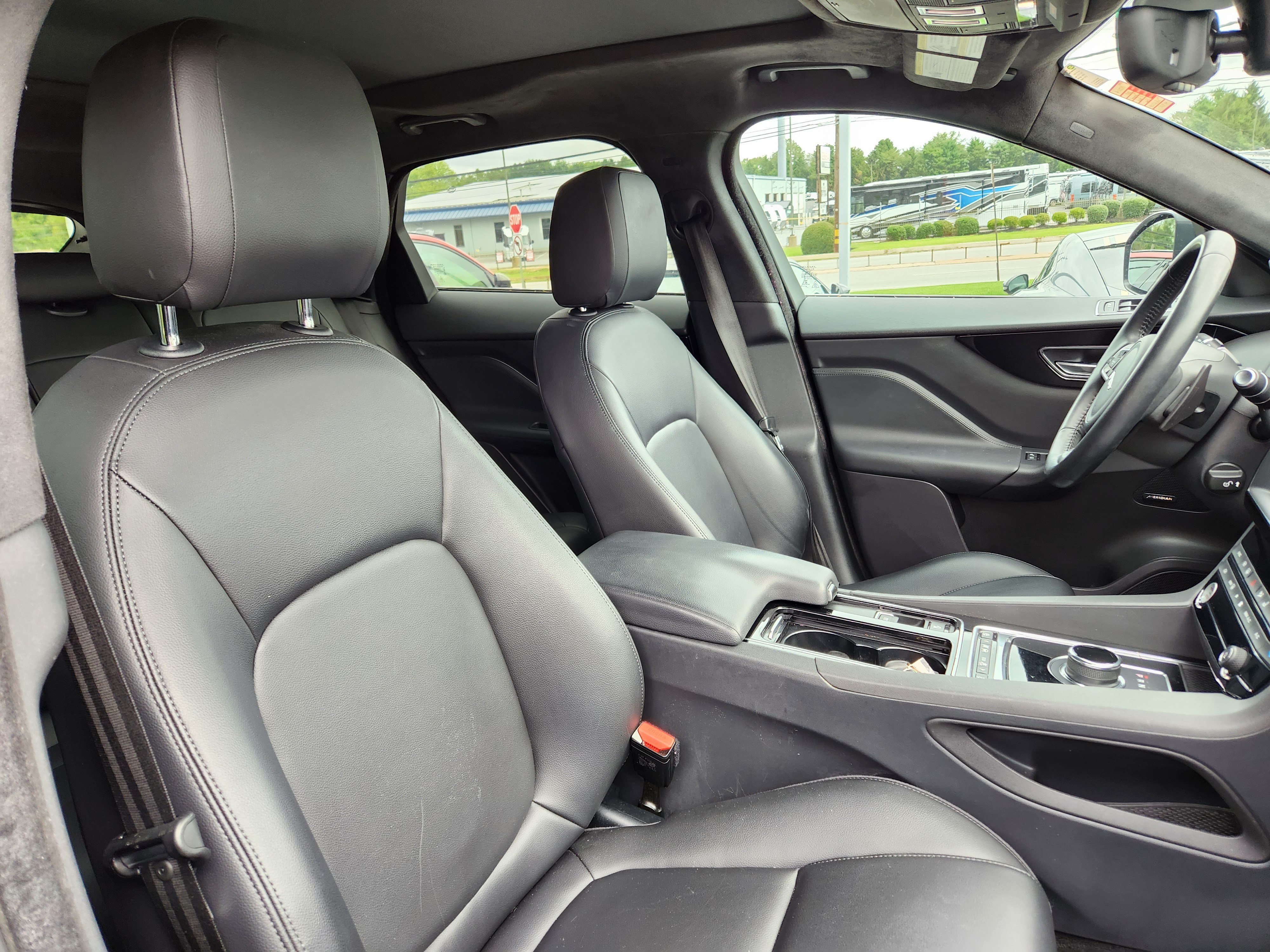 Used 2019 Jaguar F-PACE Premium AWD/4WD image 16