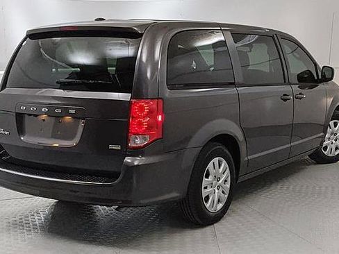 Used 2018 Dodge Grand Caravan SE w/ UConnect Hands-Free Group image 3