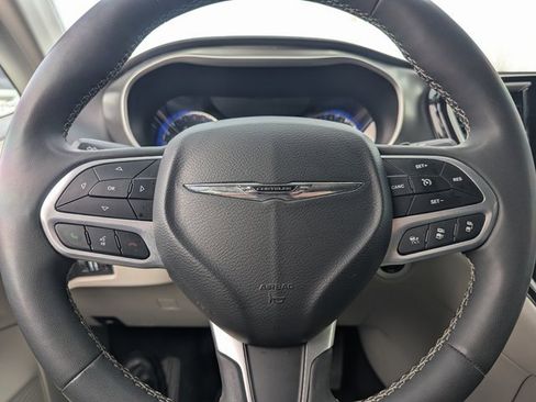 Used 2024 Chrysler Pacifica Touring-L image 19