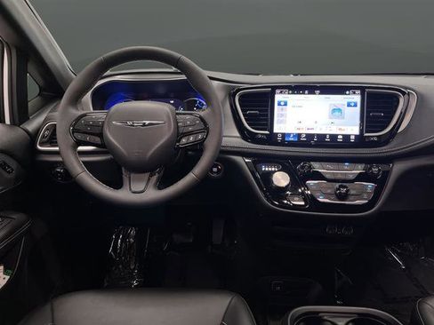 Used 2024 Chrysler Pacifica Select image 5