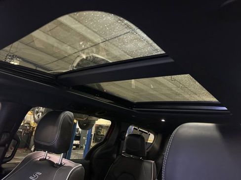 Used 2025 Chrysler Pacifica Limited image 28