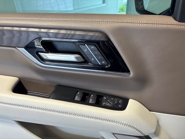 Used 2026 GMC Yukon Denali AWD/4WD image 14