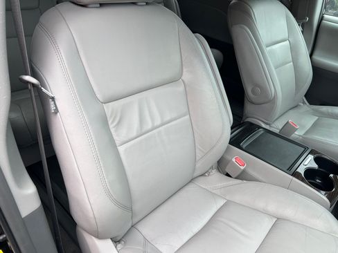 Used 2017 Toyota Sienna XLE Premium w/ Protection Package FWD image 15