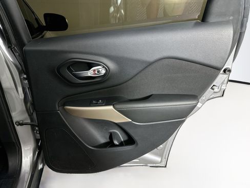 Used 2018 Jeep Cherokee Latitude w/ Cold Weather Group FWD image 27