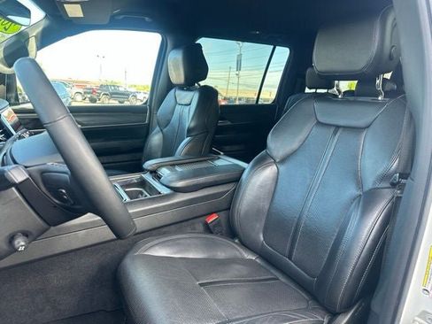 Used 2024 Jeep Wagoneer L Series II w/ Flexible Seating Group AWD/4WD image 14