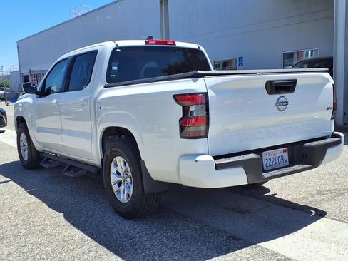 Used 2024 Nissan Frontier SV RWD image 3
