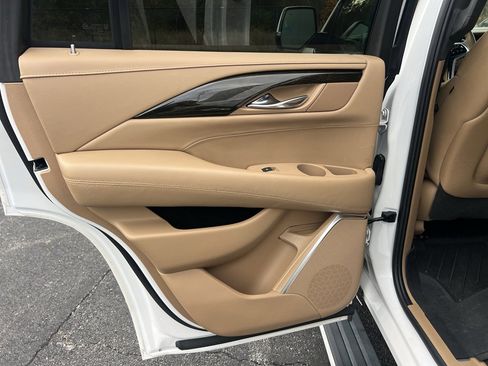 Used 2018 Cadillac Escalade Platinum image 29