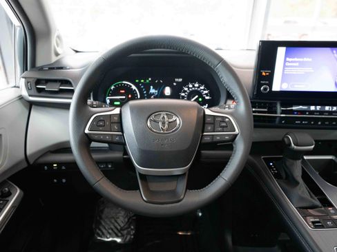 Used 2025 Toyota Sienna XLE w/ XLE Plus Package AWD/4WD image 21