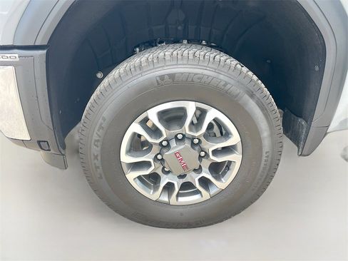 Used 2025 GMC Sierra 2500 SLE w/ SLE Value Package; image 9