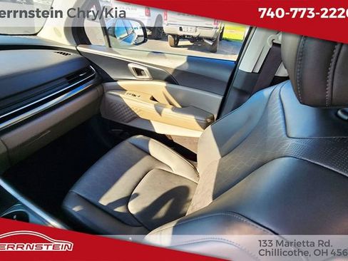 Used 2025 Kia Carnival FWD image 10