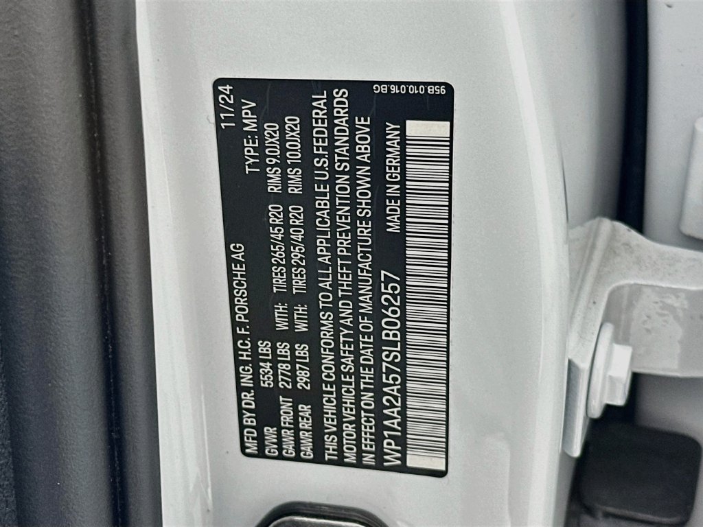 Certified 2025 Porsche Macan AWD/4WD image 35