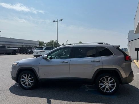 Used 2018 Jeep Cherokee Limited w/ Luxury Group AWD/4WD image 27