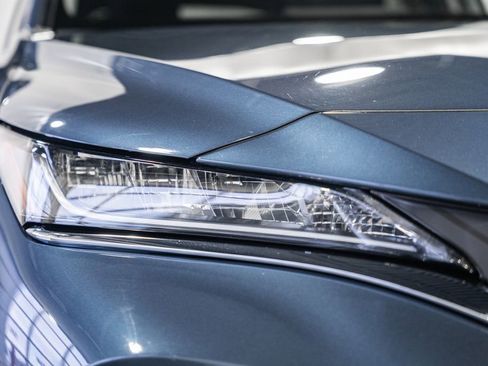 Used 2021 Toyota Venza LE image 12