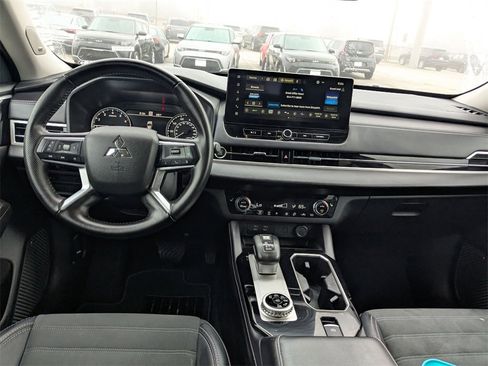Used 2025 Mitsubishi Outlander SE image 26