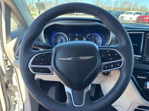 Used 2024 Chrysler Pacifica Touring-L FWD image 31
