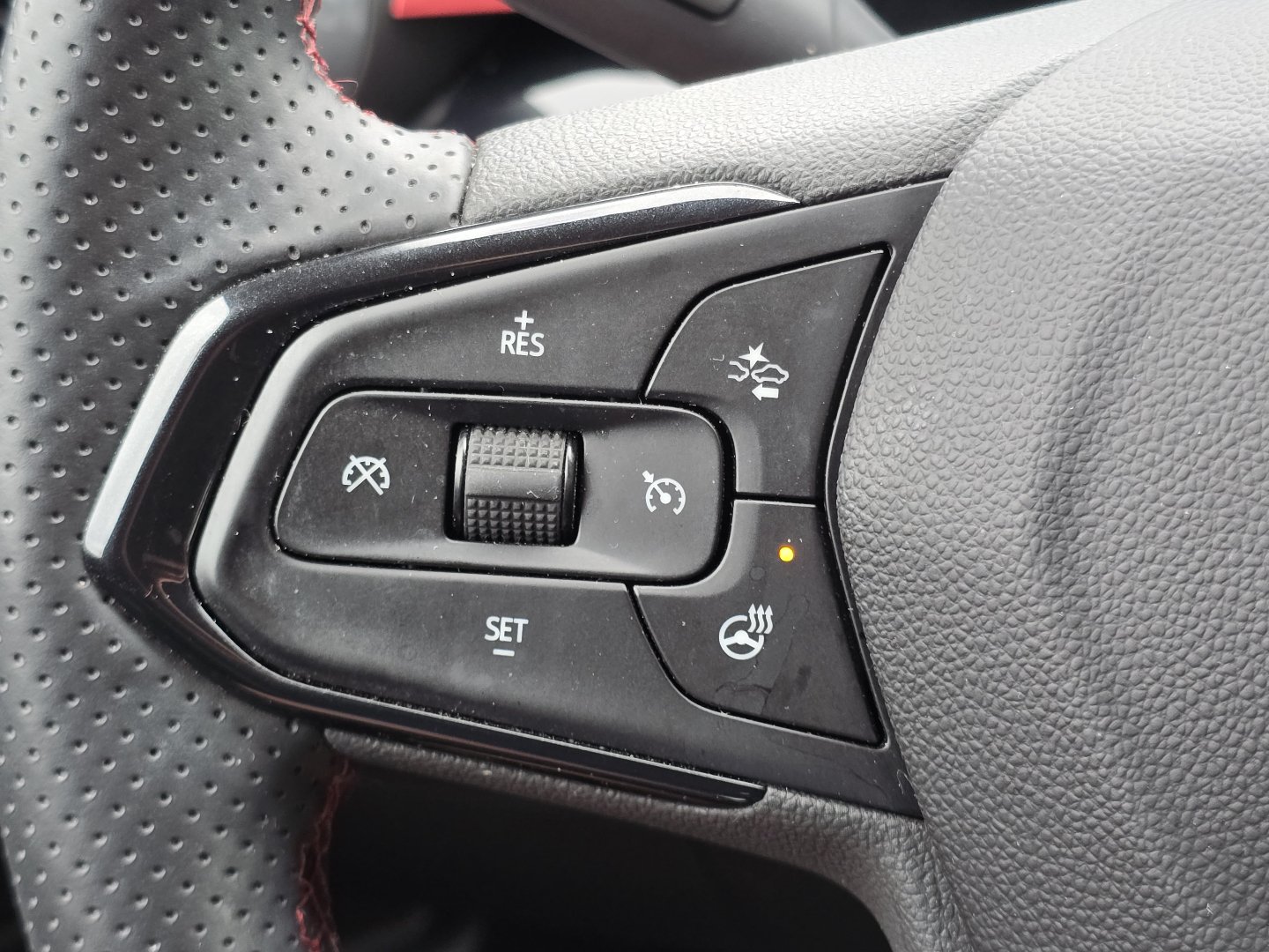 Certified 2024 Chevrolet Trax RS w/ Sunroof Package FWD image 13