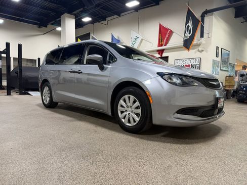 Used 2021 Chrysler Voyager L FWD image 3