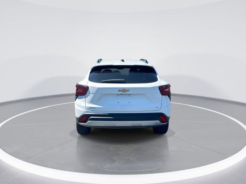 Used 2025 Chevrolet Trax LT FWD image 8