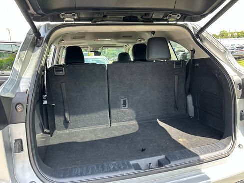 Used 2024 Toyota Highlander XLE FWD image 13