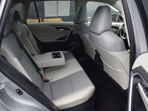 Used 2022 Toyota RAV4 XLE Premium image 11