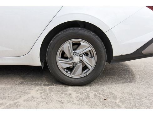 Used 2025 Hyundai Elantra SE FWD image 31