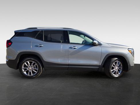 Used 2024 GMC Terrain SLT image 3