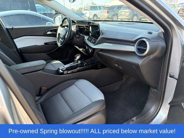 Used 2024 Chevrolet Trax LT w/ Sunroof Package FWD image 11