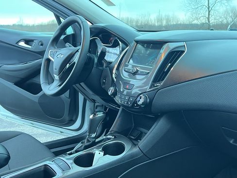 Used 2018 Chevrolet Cruze LT w/ Convenience Package image 26