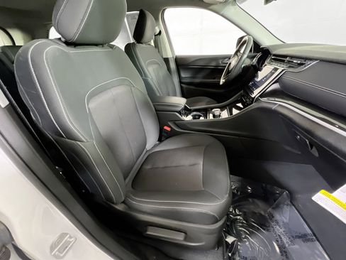 Used 2023 Jeep Grand Cherokee Laredo w/ Luxury Tech Group I AWD/4WD image 26