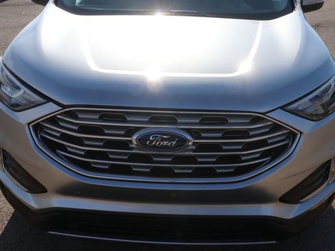 Used 2024 Ford Edge Titanium image 2